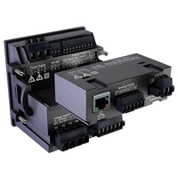 Zwei schwarze modulare elektronische Geräte mit verschiedenen Anschlüssen für Stromversorgung, analoge und digitale Eingänge und Ausgänge.